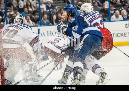 Le 2 mars 2012 - Tampa, Floride, États-Unis d'Amérique - 2 mars 2012 - Tampa, Floride, États-Unis d'Amérique. Le Lightning de Tampa Bay Ryan Malone de l'aile gauche (12) Rangers de New York s'écrase dans l'avant Carl Hagelin (62) en heures supplémentaires d'un match de hockey entre le Lightning de Tampa Bay et la nouvelle Banque D'Images