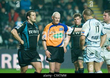 Ospreys v Glasgow Rabodirect PRO12 au Liberty Stadium de Swansea : Arbitre Neil Paterson de l'Ecosse. Banque D'Images