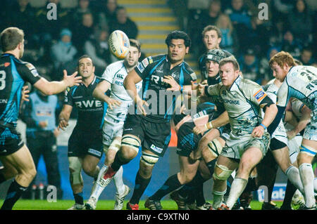 Ospreys v Glasgow Rabodirect PRO12 au Liberty Stadium de Swansea Ospreys : George Stowers libère la balle. Banque D'Images