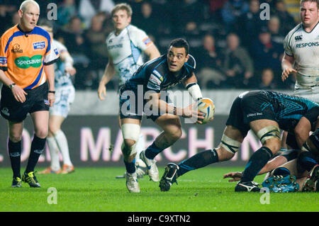 Ospreys v Glasgow Rabodirect PRO12 au Liberty Stadium de Swansea : Ospreys Kahn Fotuali'i presse la balle. Banque D'Images