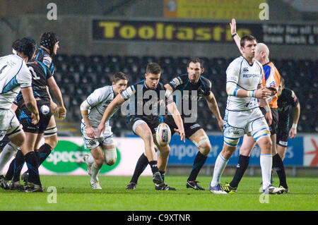 Ospreys v Glasgow Rabodirect PRO12 au Liberty Stadium de Swansea Ospreys : Rhys Webb sur l'accusation. Banque D'Images