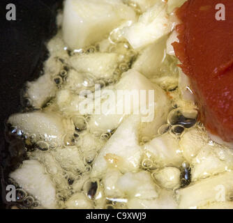 3 mars 2012 - l'ail haché et la pâte de tomate sauteing dans l'huile d'olive extra vierge. (Crédit Image : © Mark Bialek/ZUMAPRESS.com) Banque D'Images