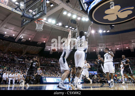 Le 2 mars 2012 - South Bend, Indiana, États-Unis - une vue générale comme LaDontae avant Providence Henton (# 23) ressemble à recevoir la balle et gardiens de Notre Dame Scott Martin (# 14) et Subvention Jerian (# 22) défendre dans la première moitié de l'action masculine de basket-ball de NCAA match entre Providence et Notre Dame. La Cathédrale Notre Dame Banque D'Images