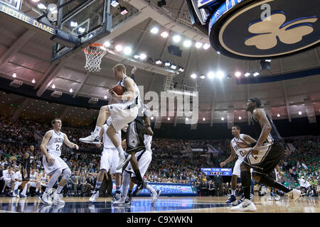 Le 2 mars 2012 - South Bend, Indiana, États-Unis - Notre Dame guard Scott Martin (# 14) revient avec la reprise de la première moitié de l'action masculine de basket-ball de NCAA match entre Providence et Notre Dame. La Cathédrale Notre Dame Fighting Irish défait les Providence Friars 75-69 en match à Purcell Pavillon au Joyc Banque D'Images