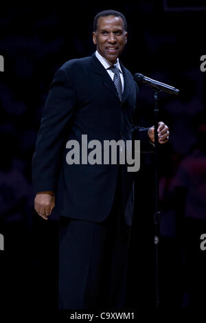 Le 2 mars 2012 - South Bend, Indiana, États-Unis - l'ancien joueur de basket-ball Notre Dame Adrian Dantley est honoré à la mi-temps du match de basket-ball NCAA entre Providence et Notre Dame. La Cathédrale Notre Dame Fighting Irish défait les Providence Friars 75-69 en match à Purcell Pavilion à Joyce Centre à Banque D'Images