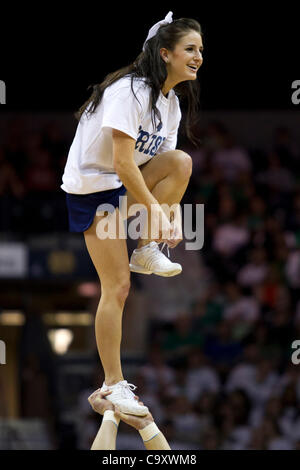 Le 2 mars 2012 - South Bend, Indiana, États-Unis - Notre Dame cheerleader Leader Courtney exécute pendant match de basket-ball NCAA entre Providence et Notre Dame. La Cathédrale Notre Dame Fighting Irish défait les Providence Friars 75-69 en match à Purcell Pavilion à Joyce Center à South Bend, Indiana. Banque D'Images