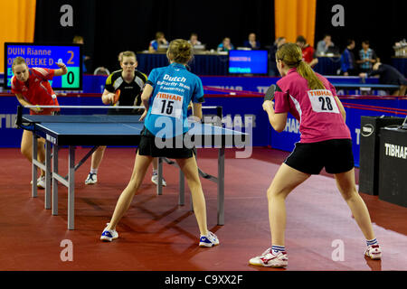 EINDHOVEN (Pays-Bas), 03/03/2012. Aperçu d'un match de double dames au tennis de table championnats 2012 à Eindhoven. Banque D'Images