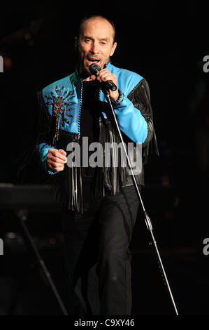 Mar. 3, 2012 - Myrtle Beach en Caroline du Sud, USA - Chanteur LEE GREENWOOD effectue sa tournée 2012 en fait un arrêt à l'Alabama Theatre situé dans la région de Myrtle Beach. Copyright 2012 Jason Moore. (Crédit Image : © Jason Moore/ZUMAPRESS.com) Banque D'Images