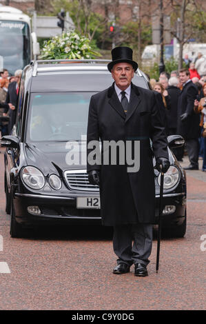 Undertaker 'paging' (la marche à la tête de la cortège) dans un salon funéraire Banque D'Images