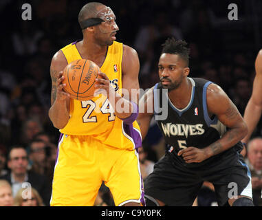 29 février 2012 - Los Angeles, Californie, États-Unis - Garde côtière des Lakers Kobe Bryant est étroitement surveillé par des Timberwolves réserver Martell Webster comme les Lakers de Los Angeles à l'encontre de l'visiter Minnesota Timberwolves 104 - 85 au Staples Center de Los Angeles le mercredi 29 février, 2012. (Crédit Image : © Banque D'Images