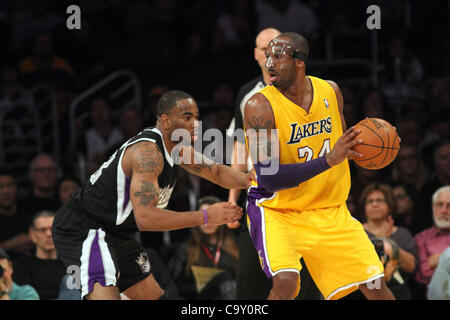Le 2 mars 2012 - Los Angeles, Californie, États-Unis - Kings guard Marcus Thornton défend garde Lakers Kobe Bryant Los Angeles Lakers lors de la victoire contre les Sacramento Kings 115-107 en visite au Staples Center de Los Angeles, le vendredi 2 mars 2012. (Crédit Image : © Burt Harris/Prensa Internacional/ Banque D'Images