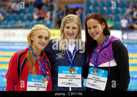 Rebecca Adlington (or), Joanne Jackson (argent) & Eleanor Faulkner (bronze), cérémonie de remise des médailles pour le Womens Open 400m - Finale du Championnat de natation britannique, 2012, 04 Mar 12, centre aquatique, parc olympique, Londres, Royaume-Uni. Banque D'Images