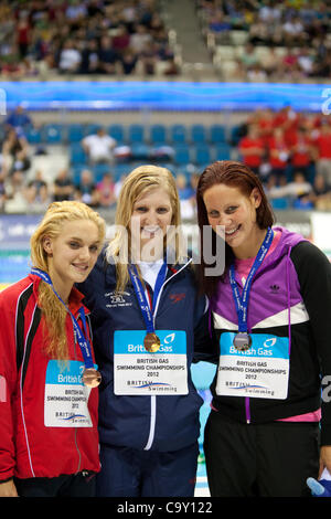 Rebecca Adlington (or), Joanne Jackson (argent) & Eleanor Faulkner (bronze), cérémonie de remise des médailles pour le Womens Open 400m - Finale du Championnat de natation britannique, 2012, 04 Mar 12, centre aquatique, parc olympique, Londres, Royaume-Uni. Banque D'Images