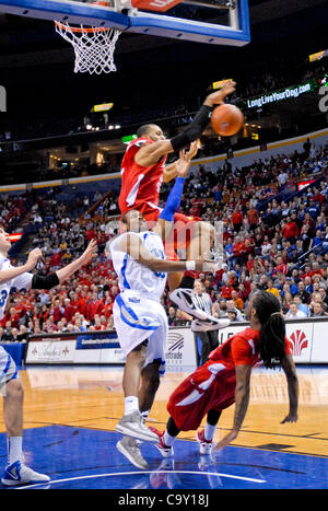 4 mars, 2012 - St Louis, Missouri, United States of America - Jackie Carmichael (top) de l'Illinois State survole le haut de Creighton Antoine Young (blanc) pour bloquer la balle alors que Bryant Allen (falling down) de l'Illinois State dessine une faute de charge pendant la finale de la ferme d'Etat M Banque D'Images