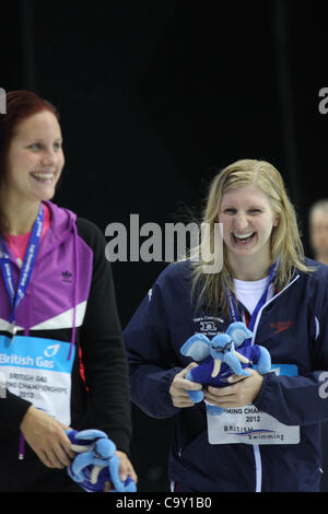 04 Mar 12. Joanne Jackson (GB) et Rebecca Adlington (GB) partagent une blague après avoir terminé deuxième et première dans la Womens Open 400m nage libre au championnat de natation en 2012, le parc olympique, Londres Banque D'Images