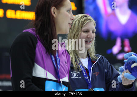 04 Mar 12. Joanne Jackson (GB) et Rebecca Adlington (GB) partagent une blague après avoir terminé deuxième et première dans la Womens Open 400m nage libre au championnat de natation en 2012, le parc olympique, Londres Banque D'Images