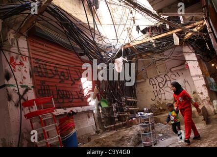 5 mars 2012 - Beyrouth, Beyrouth, Liban - Palestiniens à pied en alley dans l'une des plus pauvres régions à Burj al-Barajneh, camp de réfugiés palestiniens à Beyrouth, au Liban, le 5 mars 2012. Environ 25 000 personnes vivent dans ce camp de réfugiés pauvres qui font face à la vie dure et difficile. Photo par Mohammed Asad (Crédit Banque D'Images