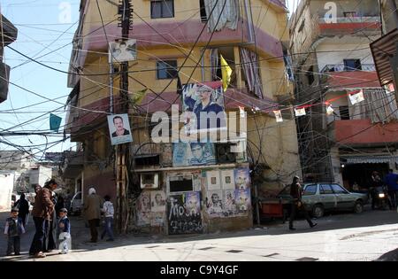 5 mars 2012 - Beyrouth, Beyrouth, Liban - Palestiniens à pied en alley dans l'une des plus pauvres régions à Burj al-Barajneh, camp de réfugiés palestiniens à Beyrouth, au Liban, le 5 mars 2012. Environ 25 000 personnes vivent dans ce camp de réfugiés pauvres qui font face à la vie dure et difficile. Photo par Mohammed Asad (Crédit Banque D'Images