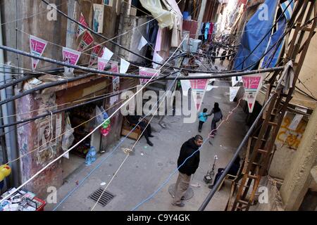 5 mars 2012 - Beyrouth, Beyrouth, Liban - Palestiniens à pied en alley dans l'une des plus pauvres régions de Sabra et Chatila, camp de réfugiés palestiniens à Beyrouth, au Liban, le 5 mars 2012. Environ 11 000 personnes vivent dans ce camp de réfugiés pauvres qui font face à la vie dure et difficile. Photo par Mohammed Asad (Crédit Banque D'Images