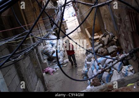 5 mars 2012 - Beyrouth, Beyrouth, Liban - Palestiniens à pied en alley dans l'une des plus pauvres régions de Sabra et Chatila, camp de réfugiés palestiniens à Beyrouth, au Liban, le 5 mars 2012. Environ 11 000 personnes vivent dans ce camp de réfugiés pauvres qui font face à la vie dure et difficile. Photo par Mohammed Asad (Crédit Banque D'Images