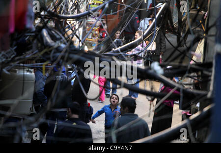 5 mars 2012 - Beyrouth, Beyrouth, Liban - Palestiniens à pied en alley dans l'une des plus pauvres régions de Sabra et Chatila, camp de réfugiés palestiniens à Beyrouth, au Liban, le 5 mars 2012. Environ 11 000 personnes vivent dans ce camp de réfugiés pauvres qui font face à la vie dure et difficile. Photo par Mohammed Asad (Crédit Banque D'Images