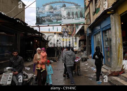 4 mars 2012 - Beyrouth, Beyrouth, Liban - Palestiniens à pied en alley dans l'une des plus pauvres régions de Sabra et Chatila, camp de réfugiés palestiniens à Beyrouth, au Liban, le 5 mars 2012. Environ 11 000 personnes vivent dans ce camp de réfugiés pauvres qui font face à la vie dure et difficile. Photo par Mohammed Asad (Crédit Banque D'Images