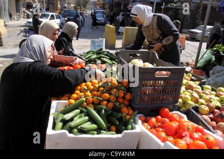 5 mars 2012 - Beyrouth, Beyrouth, Liban - Palestiniens achetez des légumes et fruits dans l'une des plus pauvres régions à Burj al-Barajneh, camp de réfugiés palestiniens à Beyrouth, au Liban, le 5 mars 2012. Environ 25 000 personnes vivent dans ce camp de réfugiés pauvres qui font face à la vie dure et difficile. Photo par Mohammed UN Banque D'Images