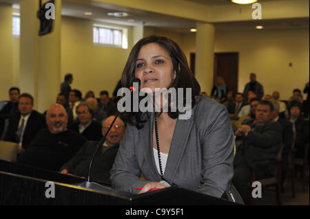 Nassau Comté Assemblée législative, contrôlée par les Républicains, voix le long de la ligne du parti afin de consolider les forces de police de 8 en 4, le lundi 5 mars 2012 à Mineola, New York, USA. Milagros Vicente (sur l'estrade) une vallée Nord Stream résident, a parlé contre la fermeture de l'enceinte. Banque D'Images