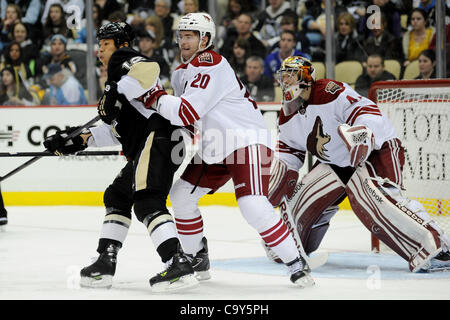 5 mars 2012 - Pittsburgh, Pennsylvanie, États-Unis - Phoenix Coyotes le défenseur Chris Summers (20) tente d'obtenir les Penguins de Pittsburgh droite Richard Park (12) à partir d'en face de son but gardien offres Phoenix Coyotes Mike Smith (41) au cours de la troisième période que les Penguins de Pittsburgh prendre sur la Phoe Banque D'Images