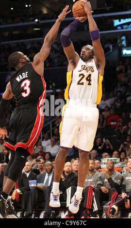 4 mai 2012 - Los Angeles, Californie, États-Unis - Garde côtière canadienne Kobe Bryant des Los Angeles Lakers prend un tir contre Dwyane Wade au cours de leur jeu avec le Miami Heat en visite au Staples Center de Los Angeles, Californie le Dimanche, Mars 4, 2012. (Crédit Image : © Burt Harris/Prensa Internaciona Banque D'Images