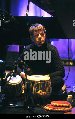 Compositeur, claviériste, et improvisor Richard Teitelbaum (invisible) effectue avec liste de tables Tchèque Tomas Reindl pendant le concert à Prague, en République tchèque, le lundi 5 mars 2012. (CTK Photo/Stan Peska) Banque D'Images