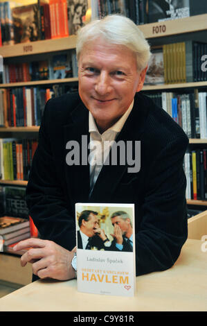 Ladislav Spacek (milieu) ancien attaché de presse de Vaclav Havel a présenté son nouveau livre dix ans avec Vaclav Havel le 5 mars 2012 à Prague, République tchèque. (Photo/CTK Stanislav Peska) Banque D'Images