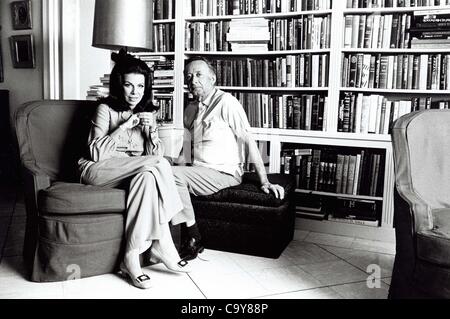 JACQUELINE SUSANN chez elle avec son mari Irving Mansfield.(Image Crédit : Â© Tom Caffery/Globe Photos/ZUMAPRESS.com) Banque D'Images