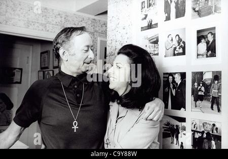 JACQUELINE SUSANN chez elle avec son mari Irving Mansfield.(Image Crédit : Â© Tom Caffery/Globe Photos/ZUMAPRESS.com) Banque D'Images