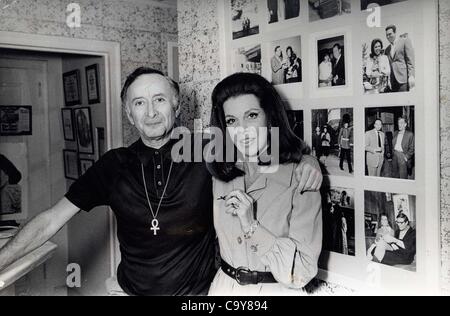 JACQUELINE SUSANN chez elle avec son mari Irving Mansfield.(Image Crédit : Â© Tom Caffery/Globe Photos/ZUMAPRESS.com) Banque D'Images