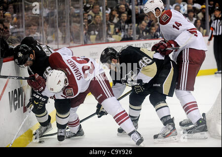 5 mars 2012 - Pittsburgh, Pennsylvanie, États-Unis - Pittsburgh Penguins center Tyler Kennedy (48), centre des Penguins de Pittsburgh Joe Vitale (46) Phoenix Coyotes, le défenseur Chris Summers (20), et l'aile gauche des Coyotes de Phoenix Taylor Pyatt (14) tous les lutte pour libérer la rondelle le long de la bande au cours de la deuxième Banque D'Images