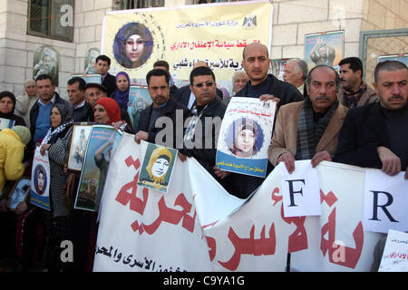 Le 7 mars 2012 - Ramallah, Cisjordanie, territoire palestinien occupé - familles de prisonniers palestiniens, détenus dans les prisons israéliennes, en maintenant les images, de Hana Shalabi 30, à partir de la Jehad islamique militant déplacement devant le Comité international de la Croix-Rouge (CICR), des bureaux à l'interdiction de l'Ouest Banque D'Images