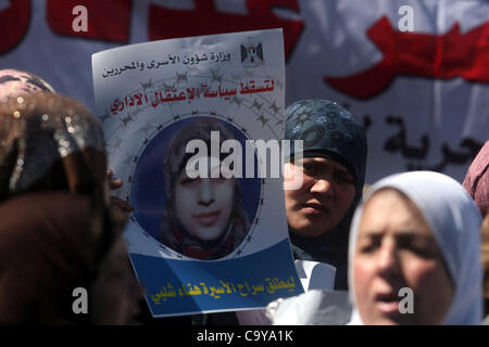 6 mars 2012 - Ramallah, Cisjordanie, territoire palestinien occupé - familles de prisonniers palestiniens, détenus dans les prisons israéliennes, en maintenant les images, de Hana Shalabi 30, à partir de la Jehad islamique militant déplacement devant le Comité international de la Croix-Rouge (CICR), des bureaux à l'interdiction de l'Ouest Banque D'Images