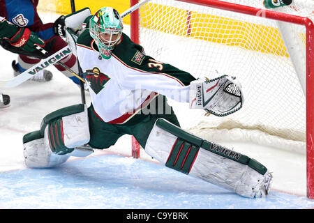 6 mars 2012 - Denver, Colorado, États-Unis - le gardien du Wild du Minnesota Matt Hackett (31) sur le pli mais est incapable d'arrêter la rondelle pour une avalanche objectif au centre Pepsi. (Crédit Image : © Isaiah Downing/Southcreek/ZUMApress.com) Banque D'Images