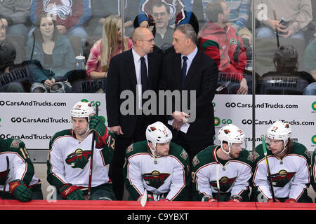 6 mars 2012 - Denver, Colorado, United States - entraîneur-chef du Wild du Minnesota Mike Yeo parle avec Wild du Minnesota l'entraîneur adjoint, Rick Wilson dans la deuxième période contre l'Avalanche du Colorado. Après deux périodes l'Avalanche mène 5-0. L'Avalanche du Colorado a accueilli le Wild du Minnesota au Pepsi 100 Banque D'Images