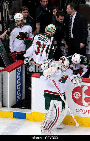 6 mars 2012 - Denver, Colorado, United States - Minnesota Wild gardien Matt Hackett (31) extrait tiré de la deuxième période en faveur de gardien du Wild du Minnesota Josh Smith (37). Après deux périodes l'Avalanche mène 5-0. L'Avalanche du Colorado a accueilli le Wild du Minnesota au Pepsi Center de Denver, CO Banque D'Images