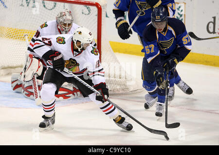 6 mars 2012 - Saint Louis, Missouri, États-Unis - Le défenseur Johnny Oduya Blackhawks de Chicago (27) et de Saint Louis Blues aile gauche David Perron (57) en action lors d'une partie de la LNH entre les Blackhawks de Chicago et les Blues de Saint-Louis au Scottrade Center à Saint Louis, Missouri.Le Blues a défait le Blac Banque D'Images