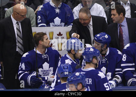 6 mars 2012 - Toronto, Ontario, Canada - Toronto Maple Leafs l'entraîneur-chef Randy Carlyle donne des instructions à ses joueurs lors d'action de la LNH contre les Bruins de Boston au Centre Air Canada à Toronto, Ontario. Boston a battu Toronto 5-4. (Crédit Image : © Jay Gula/ZUMAPRESS.com)/Southcreek Banque D'Images