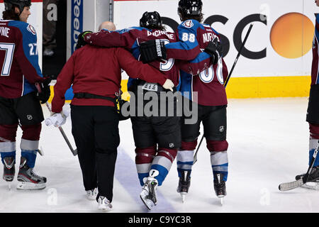 6 mars 2012 - Denver, Colorado, États-Unis - Colorado Avalanche Centre Matt Duchene (9) est permis sur la glace par l'aile droite Colorado Avalanche Peter Mueller (88) et l'athletic trainer Matthieu Sokolowski en troisième période contre le Wild du Minnesota. Colorado a gagné le match 7-1. Le Colorado Avala Banque D'Images