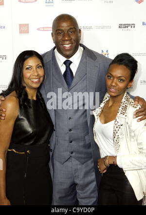 6 mars 2012 - Los Angeles, Californie, États-Unis - Ancien joueur professionnel de basket-ball EARVIN 'Magic' JOHNSON pose avec sa femme COOKIE (L) et fille Elisa au premier ministre de l'ESPN Film 'l'annonce' du Regal Cinemas à Los Angeles. Le film raconte l'histoire inédite de Earvin 'Magic' J Banque D'Images