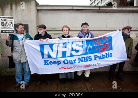 Westminster, London, UK.07.03.2012. L'image montre les manifestants (l-R) John Lipetz, Dr Ron Singer, Carol anglais, et John Fisher, contre le service national de soins de santé et de services sociaux Le projet de loi à l'extérieur de l'Hôpital St Thomas à Westminster. Le projet de loi est dans le NHS Chambre des Lords aujourd'hui après de nouvelles modifications par les ministres de la santé. Banque D'Images