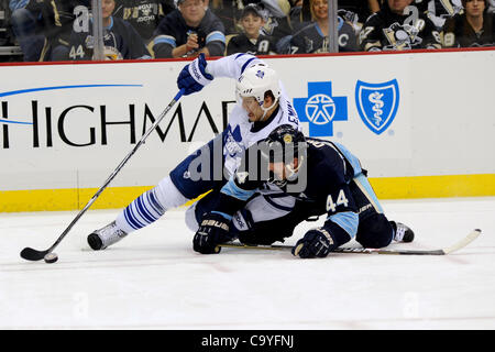 Le 7 mars 2012 - Pittsburgh, Pennsylvanie, États-Unis - Toronto Maple Leafs aile droite Nikolai Kulemin (41) est tiré vers le bas par les Penguins de Pittsburgh le défenseur Brooks Orpik (44) tout en maintenant le contrôle de la rondelle au cours de la troisième période que les Penguins de Pittsburgh prendre sur les Maple Leafs de Toronto au cours de NHL Banque D'Images