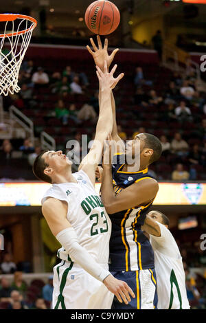 8 mars 2012 - Cleveland, Ohio, États-Unis - Toledo avant Matt Smith (43) met en place un tir sur l'avant de l'Ohio Ivo Baltic (23) au cours de la seconde moitié. L'Ohio Bobcats défait le Toledo Rockets 65-57 en quarts de finale du 2012 MAC FirstEnergy Men's Basket-ball tournoi joué à Quicken Loans Aren Banque D'Images