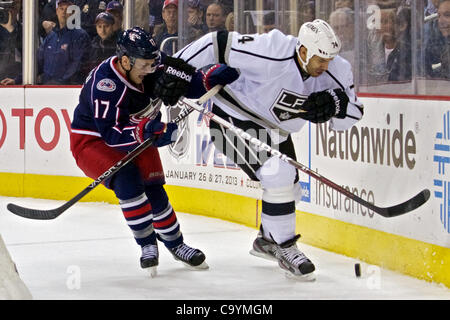 8 mars 2012 - Columbus, Ohio, États-Unis - Blue Jackets de Columbus center Mark Letestu (17) et Los Angeles Kings aile gauche Dwight King (74) lutte pour la rondelle derrière le filet en troisième période du match entre les Kings de Los Angeles et Blue Jackets de Columbus au Nationwide Arena, Columbus, Ohio. (Crédit Banque D'Images