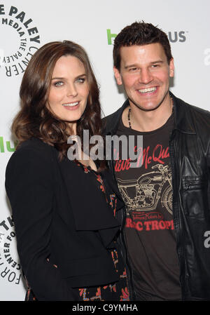 8 mars 2012 - Los Angeles, Californie, États-Unis - Emily Deschanel, David Boreanaz.Le PaleyFest 2012 présente ''Bones'' tenue à l'Saban Theatre, Los Angeles, CA. - 8 mars 2012.(Image Crédit : Â©/TLeopold ZUMAPRESS.com)/Photos Globe Banque D'Images